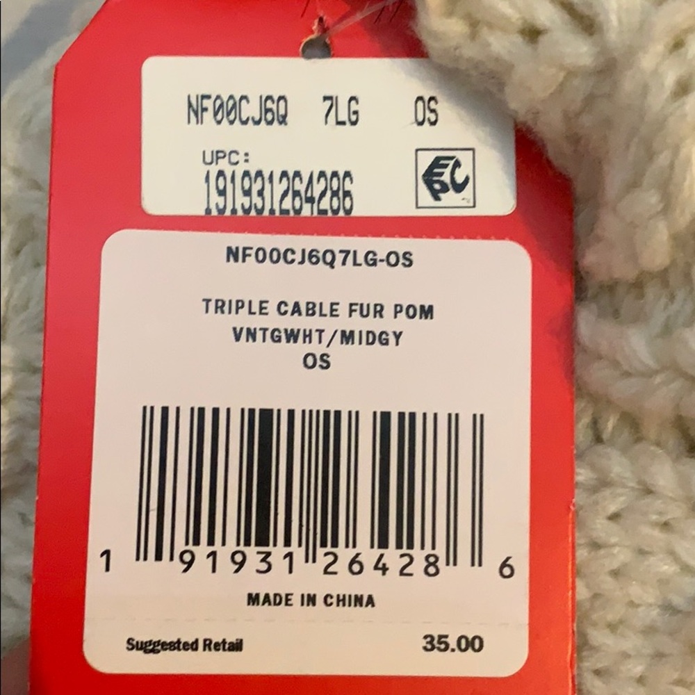 North face cream knit beanie with fur Pom. - Picture 4 of 4